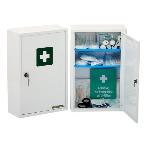 Verbandschrank Medisan B weiß mit grünem Erste-Hilfe-Kreuz, geöffnet und gefüllt mit Verbandsmaterial und Anleitung zur Ersten Hilfe