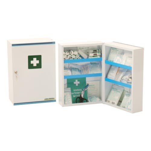 Verbandschrank Medisan C mit geöffnetem und geschlossenem Erste-Hilfe-Schrank, gefüllt mit Verbandsmaterial und medizinischen Utensilien