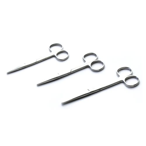 Drei chirurgische Scheren aus Edelstahl auf weißem Hintergrund