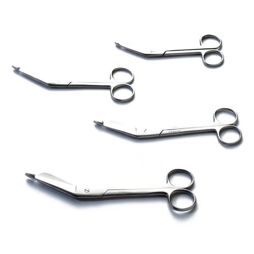 Vier verschiedene Verbandscheren aus Edelstahl auf weißem Hintergrund