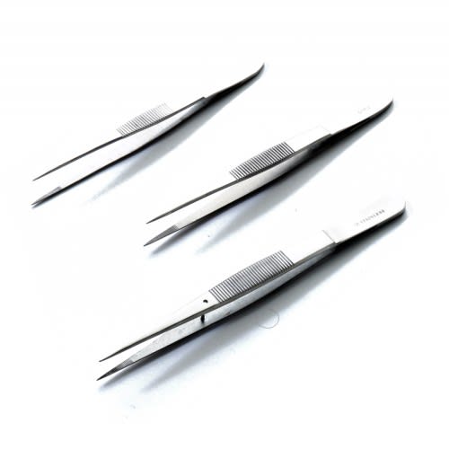 Drei Edelstahl Spitzpinzetten mit feiner Spitze und geriffeltem Griff