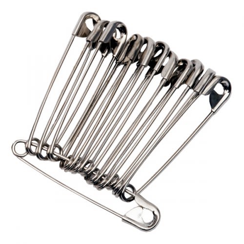 Mehrere silberne Sicherheitsnadeln in verschiedenen Größen