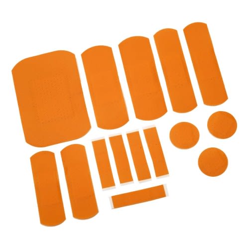 Verschiedene orangefarbene Pflasterstrips in unterschiedlichen Formen und Größen auf weißem Hintergrund