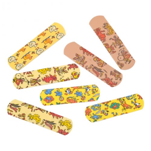 Kinderpflasterstrips mit bunten Tier- und Comicmotiven auf gelbem und hautfarbenem Hintergrund