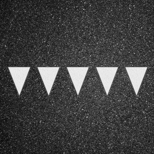 Thermoplastische Fahrbahnmarkierung PROline thermo mit weißen Dreiecken auf Asphalt