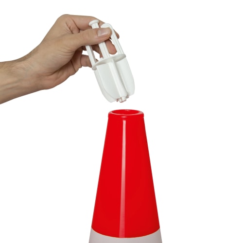 Hand hält weißen Kettenhaken-Aufsatz über roten Leitkegel VINYLO MAX