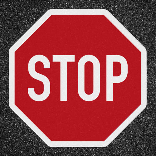 Thermoplastische Fahrbahnmarkierung PROline thermo mit STOP Zeichen auf Asphalt