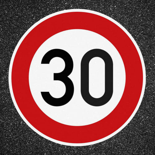 Thermoplastische Fahrbahnmarkierung PROline thermo mit Tempo 30 Verkehrszeichen auf Asphalt