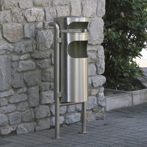 Edelstahl Stand-Abfallbehälter mit integriertem Ascher Turbo, 30 Liter Fassungsvermögen, montiert vor einer Steinmauer im Außenbereich