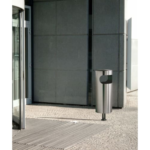 Außen-Abfallbehälter Supra aus Edelstahl zur Aufstellung mit 35 Liter Fassungsvermögen vor einem Gebäude