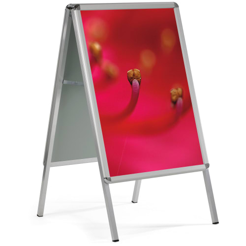 Wetterfester Kundenstopper Classic aus Aluminium mit runden Ecken im Format A1 mit rotem Plakat