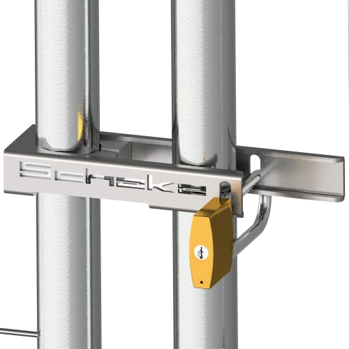 Bauzaunschloss aus Metall mit gelbem Vorhängeschloss an einem Bauzaun