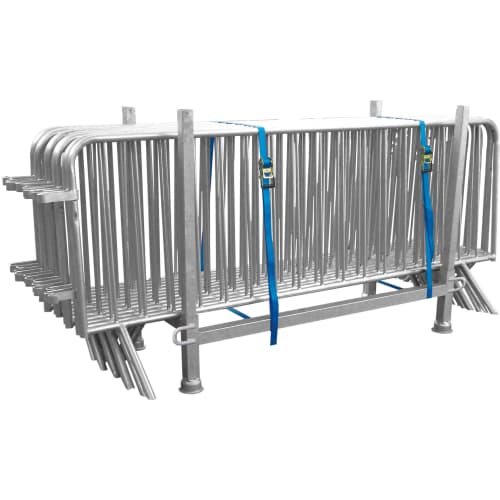Absperrgitter Set Veranstaltung Typ B aus Metall, gestapelt und mit blauen Spanngurten gesichert