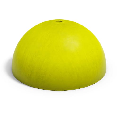 Gelber halbrunder Betonpoller auf weißem Hintergrund