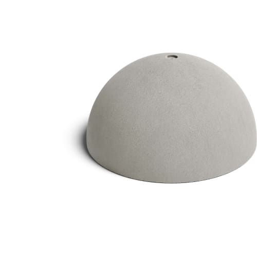 Grauer Betonpoller halbrund mit glatter Oberfläche und kleinem Loch oben