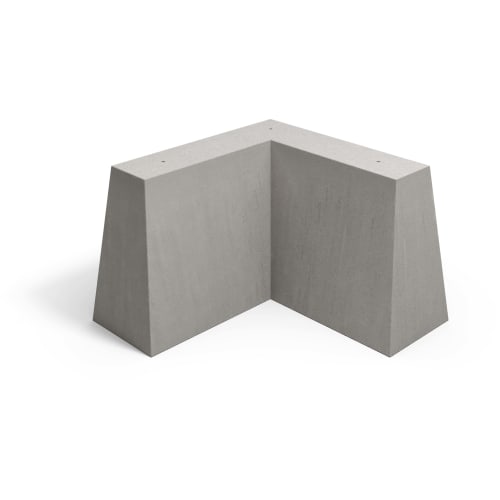 Graue Betonschutzwand in Trapezeckstein-Form, Ecke, isoliert auf weißem Hintergrund