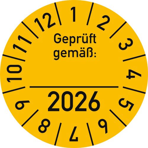 Gelbe Prüfplakette mit der Aufschrift Geprüft gemäß und dem Jahr 2026