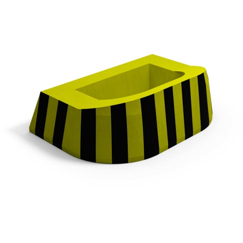 LKW-Anfahrschutz aus Beton Typ VI in schwarz-gelben Streifen