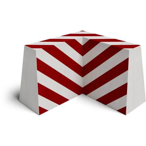 Betonschutzwand Trapezeckstein mit rot-weißen diagonalen Streifen