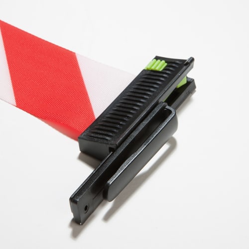 Kombi-Clip für ALLROUND-LINE Gurtabsperrpfosten mit rotem und weißem Absperrband