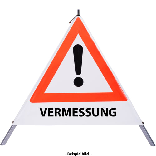 Faltsignal mit rotem Dreieck und Ausrufezeichen, Text Vermessung, Warnschild für Vermessungsarbeiten