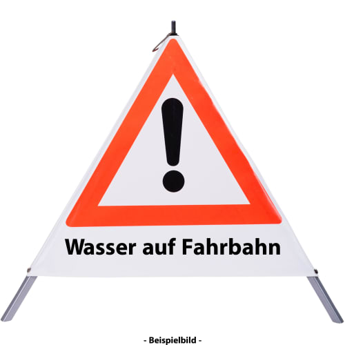 Faltsignal mit Warnsymbol und Text Wasser auf Fahrbahn