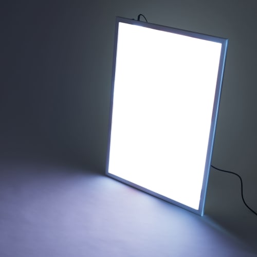 LED Leuchtrahmen Basic einseitig beleuchtet mit weißem Rahmen und Kabel