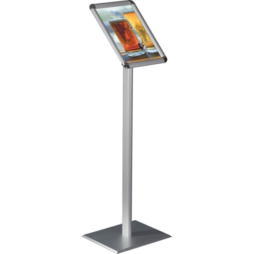 Klassischer Infoständer mit silbernem Rahmen und Rondo Ecken, zeigt Bild mit zwei Biergläsern