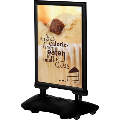 Kundenstopper WindPro Plus mit Werbeplakat eines Muffins und Text it's less calories when eaten in small bites