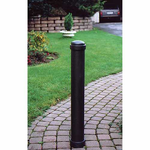 Schwarzer Stilpoller mit Profil-Zierringen auf gepflastertem Weg neben Rasenfläche
