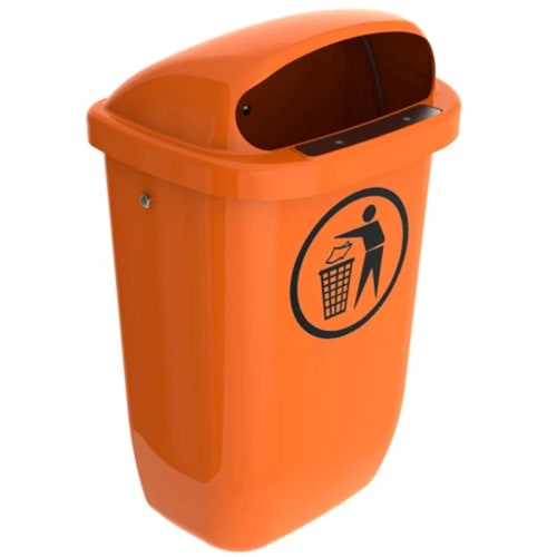 Oranger Abfallbehälter nach DIN PK mit 50 Liter Fassungsvermögen und Aufdruck einer Person, die Müll in den Behälter wirft