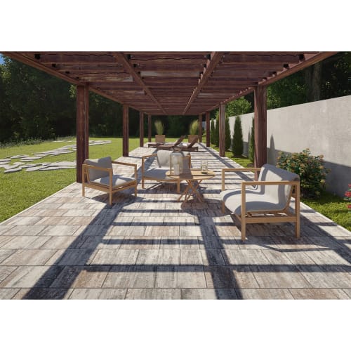 Betonpflasterstein Grande Solo verlegt auf Terrasse mit Gartenmöbeln und Pergola