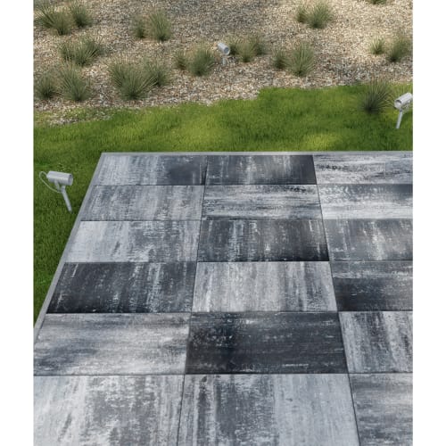 Terrassenplatte Beton Imperial Certo in verschiedenen Grautönen verlegt auf Terrasse mit umliegendem Rasen und Pflanzen