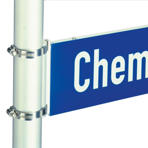 Halterung zur Bandschellenbefestigung aus Metall an Alu-Hohlkastenprofil mit blauem Schild