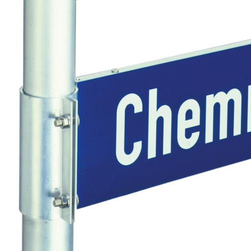 Befestigung mit Rohrschellen an Aluminium-Hohlkastenprofil für Straßenschild