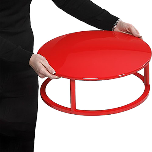 Rotes Dach für Kunststoff-Standascher Muovi, gehalten von einer Person