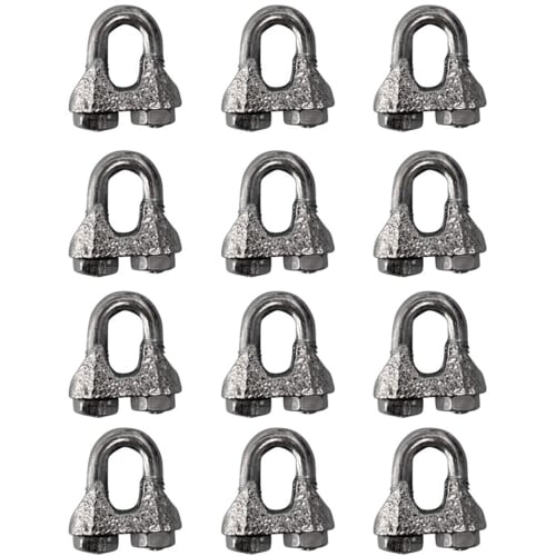 Drahtseilklemmen aus Metall in einer Anordnung von zwölf Stück auf weißem Hintergrund