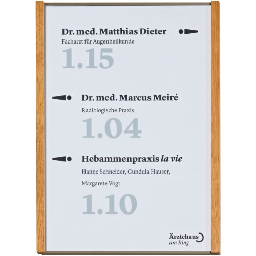 Etagenwegweiser Holz LMH Studioline mit Namen und Raumangaben von Dr. med. Matthias Dieter, Dr. med. Marcus Meiré und Hebammenpraxis la vie
