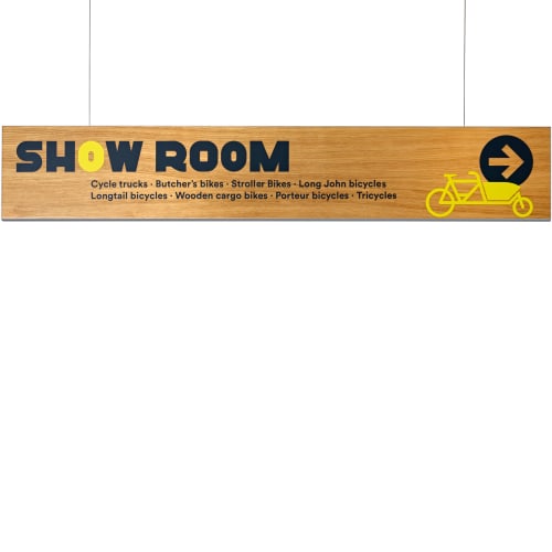 LMH Studioline Deckenhänger aus Holz mit Aufschrift SHOW ROOM und Fahrradpiktogramm, zeigt Richtung an