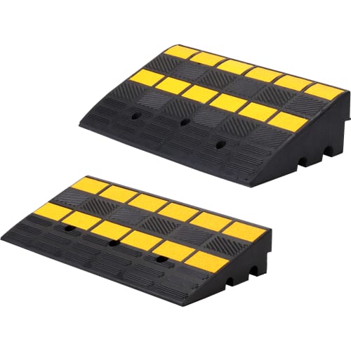 Bordsteinrampe TEX aus schwarzem Gummi mit gelben rutschfesten Markierungen, bestehend aus zwei Rampenteilen