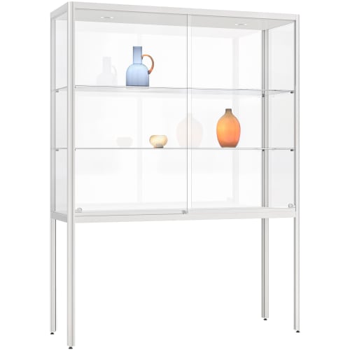 Vitrine Factory Glasvitrine mit weißen Metallrahmen und Glasregalen, dekoriert mit bunten Vasen