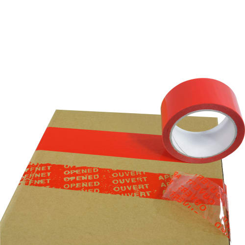 Fälschungssicheres Sicherheitsklebeband in rot auf einem Karton mit geöffneter Klebebandlasche