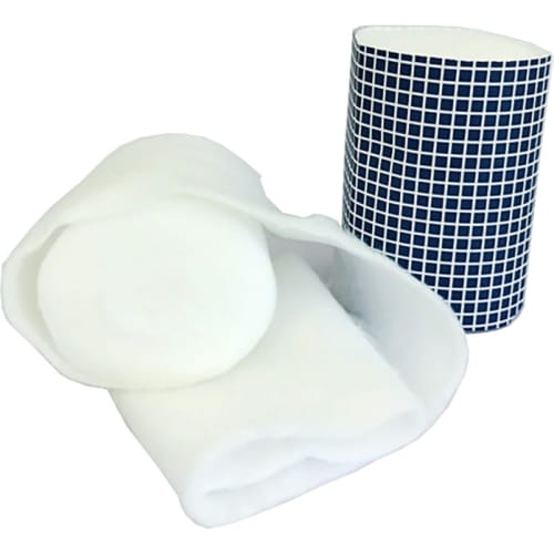 Weiße Polsterwatte Rolle neben blau-weiß kariertem Zylinder