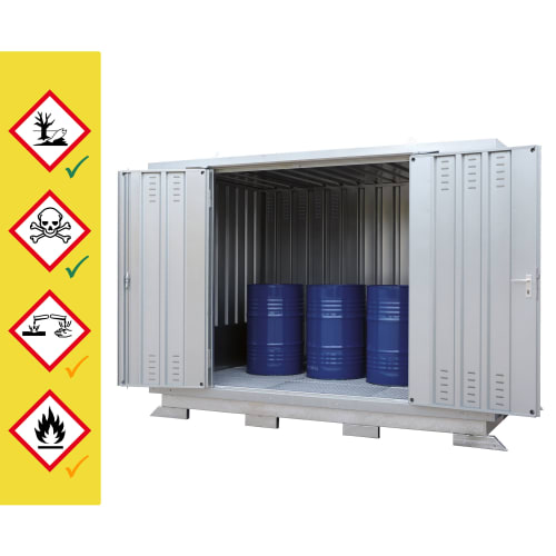 Gefahrstofflager mit geöffneten Türen und blauen Fässern zur Lagerung wassergefährdender Stoffe