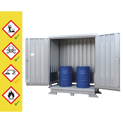 Gefahrstoffcontainer zur passiven Lagerung entzündbarer Flüssigkeiten mit zwei blauen Fässern im Inneren und geöffneten Metalltüren