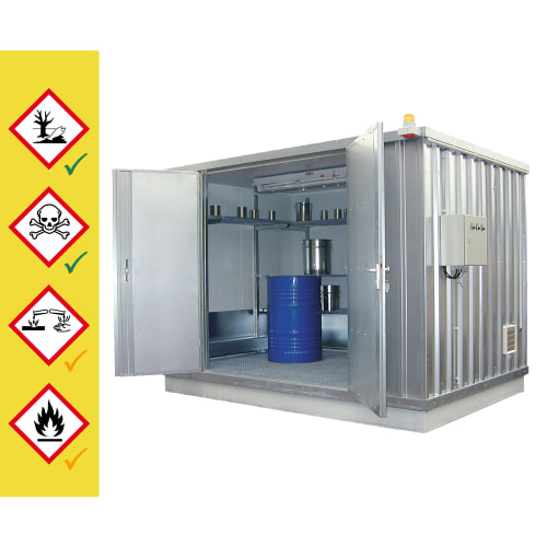 Thermoisoliertes Gefahrstofflager mit offenem Tür, blauem Fass und Metallbehältern zur Lagerung wassergefährdender Stoffe