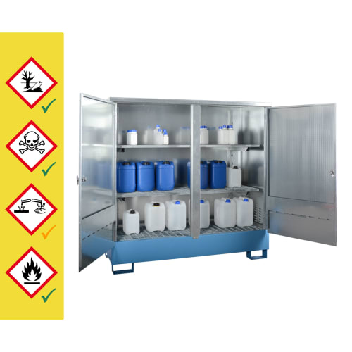 Abschließbare Auffangwanne für Gefahrstoffe mit blauen und weißen Kanistern in einem Metall-Schrank