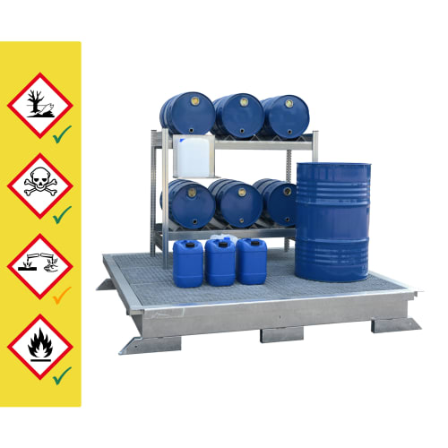 Stahl-Auffangwanne zum Lagern von blauen Fässern und Kleingebinden mit Gefahrstoffsymbolen