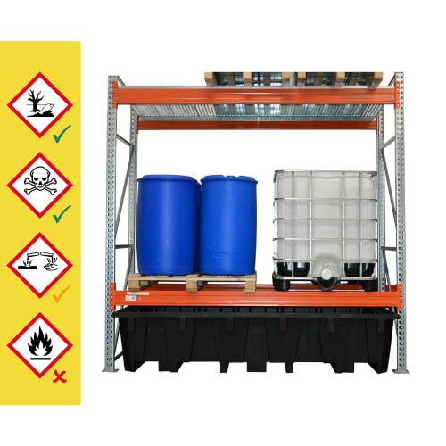 Auffangwanne aus PE unter Palettenregal mit blauen Fässern und IBC-Container zur Auffangung von Flüssigkeiten