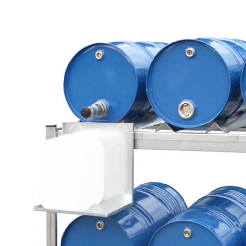 Kannenträger für Gefahrstoffregal Typ AR mit blauen Fässern und weißem Kanister